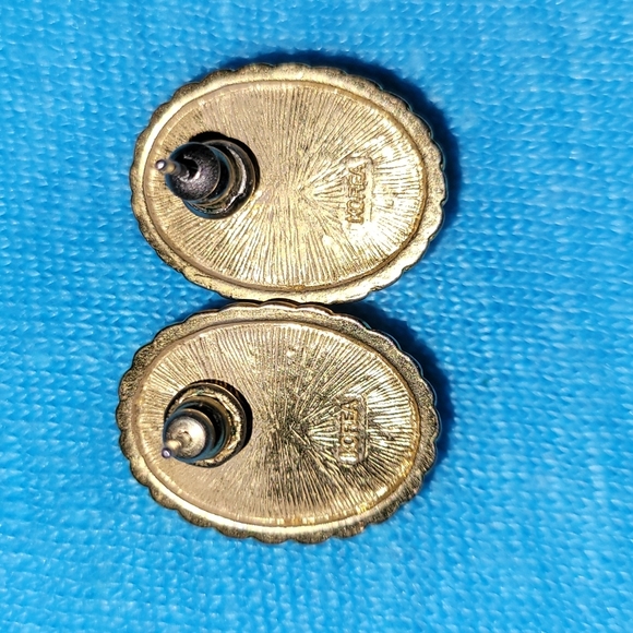 Vintage goldtone and white earrings - Picture 4 of 4